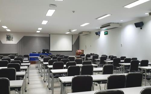 Les meilleures salles de séminaire connectées pour vos réunions hybrides