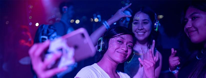 Faites briller votre fête avec un thème fluo 