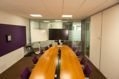 Centre d'Affaires OBC - Salle de réunion Violette