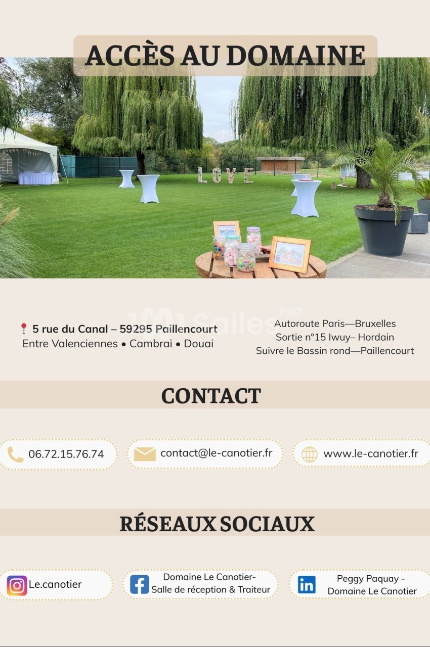 Vue d'un jardin avec tables hautes, arbres et décorations, accompagnée d'informations de contact et réseaux sociaux.