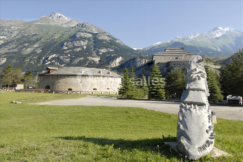 vue sur le fort avec parking