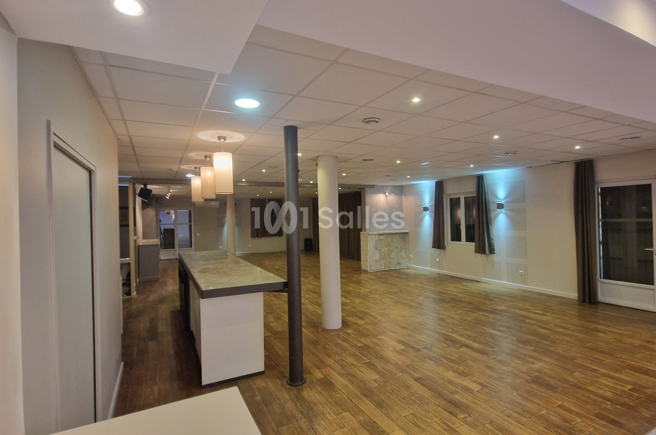 Salle vide avec sol en parquet, colonnes de soutien et comptoir d'accueil blanc - éclairage encastré.