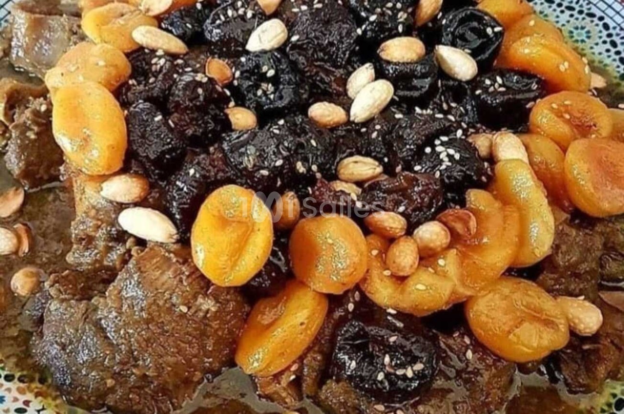 Plat marocain de viande mijotée avec des pruneaux, abricots secs, amandes grillées et graines de sésame.