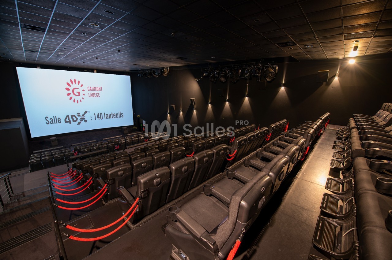 Salle de cinéma équipée de sièges inclinables et d'un écran avec mention ’Salle 4DX - 140 fauteuils’.