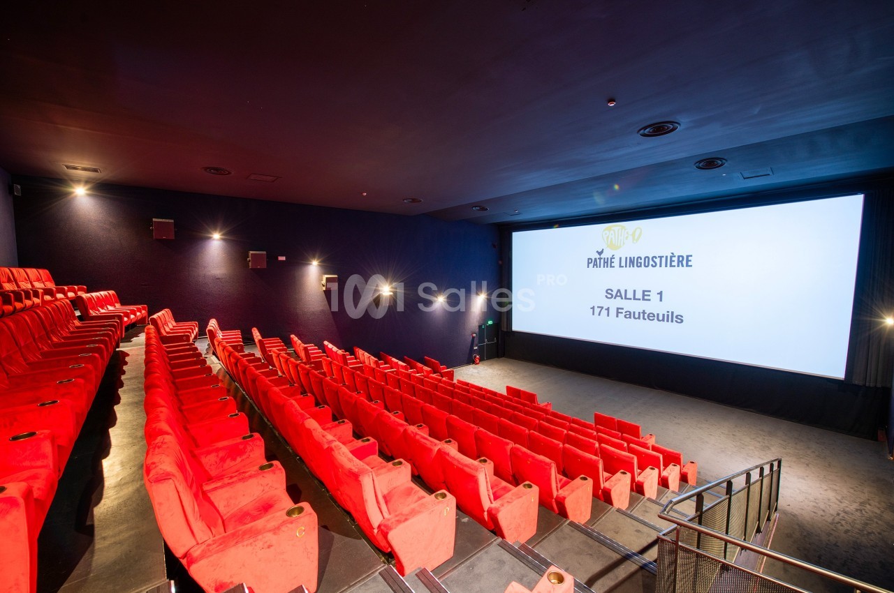Salle de cinéma avec rangées de fauteuils rouges vides et écran affichant ’Pathé Lingostière, Salle 1, 171 fauteuils’.