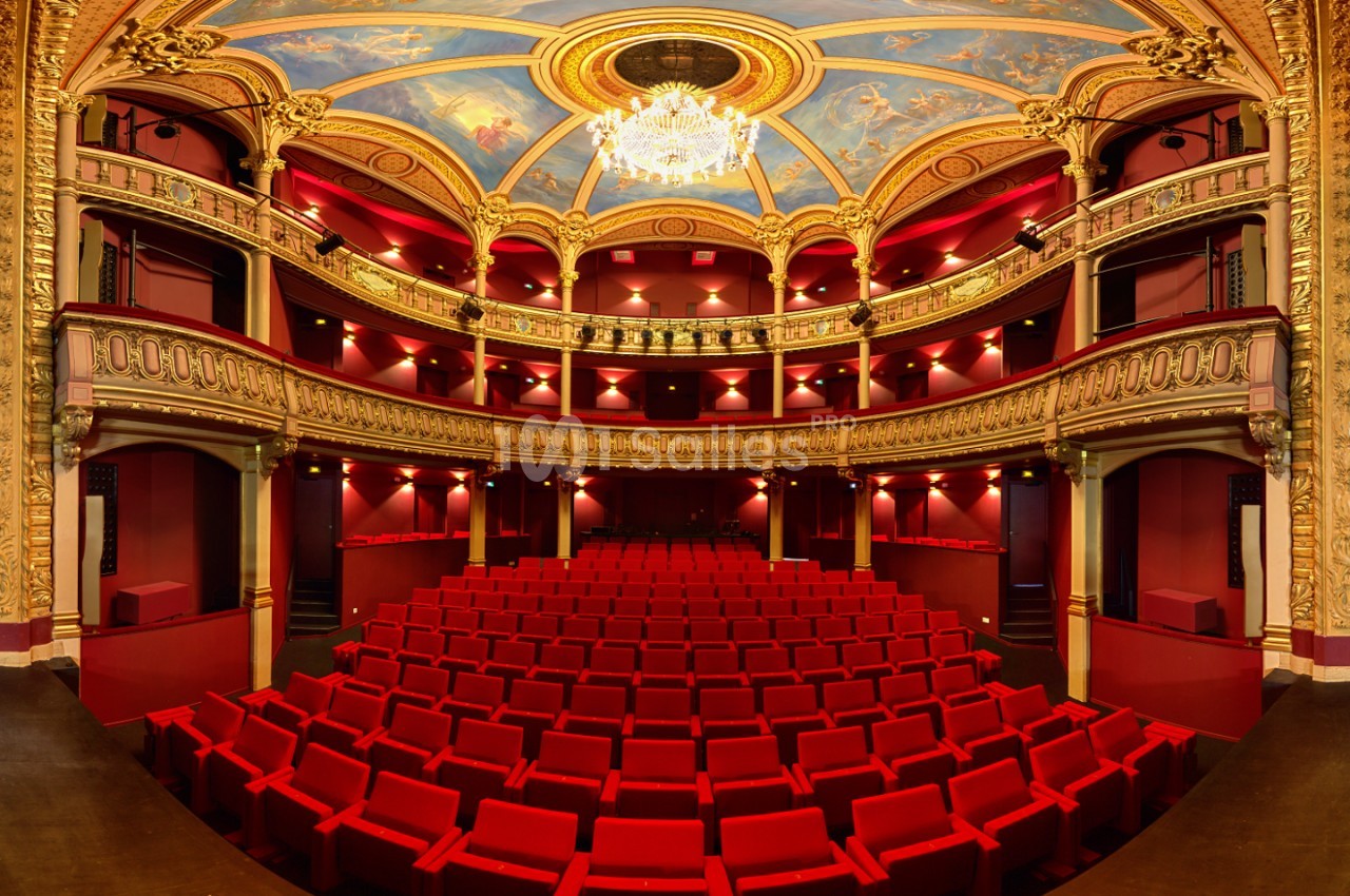 Salle de théâtre vide aux trois étages de balcons rouges, plafond doré orné et lustres - environ 300 places.