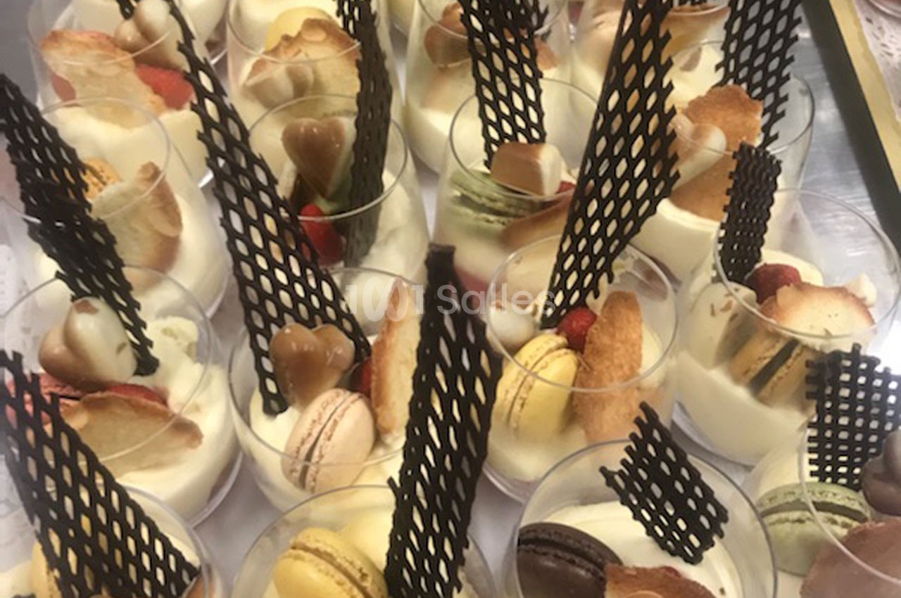 Desserts individuels en verrines garnis de macarons, biscuits, cœurs en chocolat et décorations en chocolat noir ajouré.
