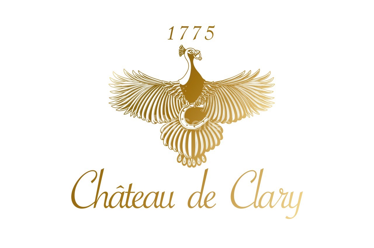 Logo doré du Château de Clary avec une illustration de faisan en vol et l'année 1775 sur fond noir.