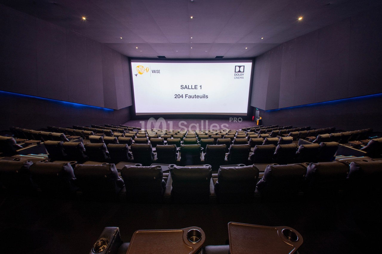 Salle de cinéma vide avec 204 fauteuils, écran géant affichant ’Salle 1’ et éclairage tamisé.