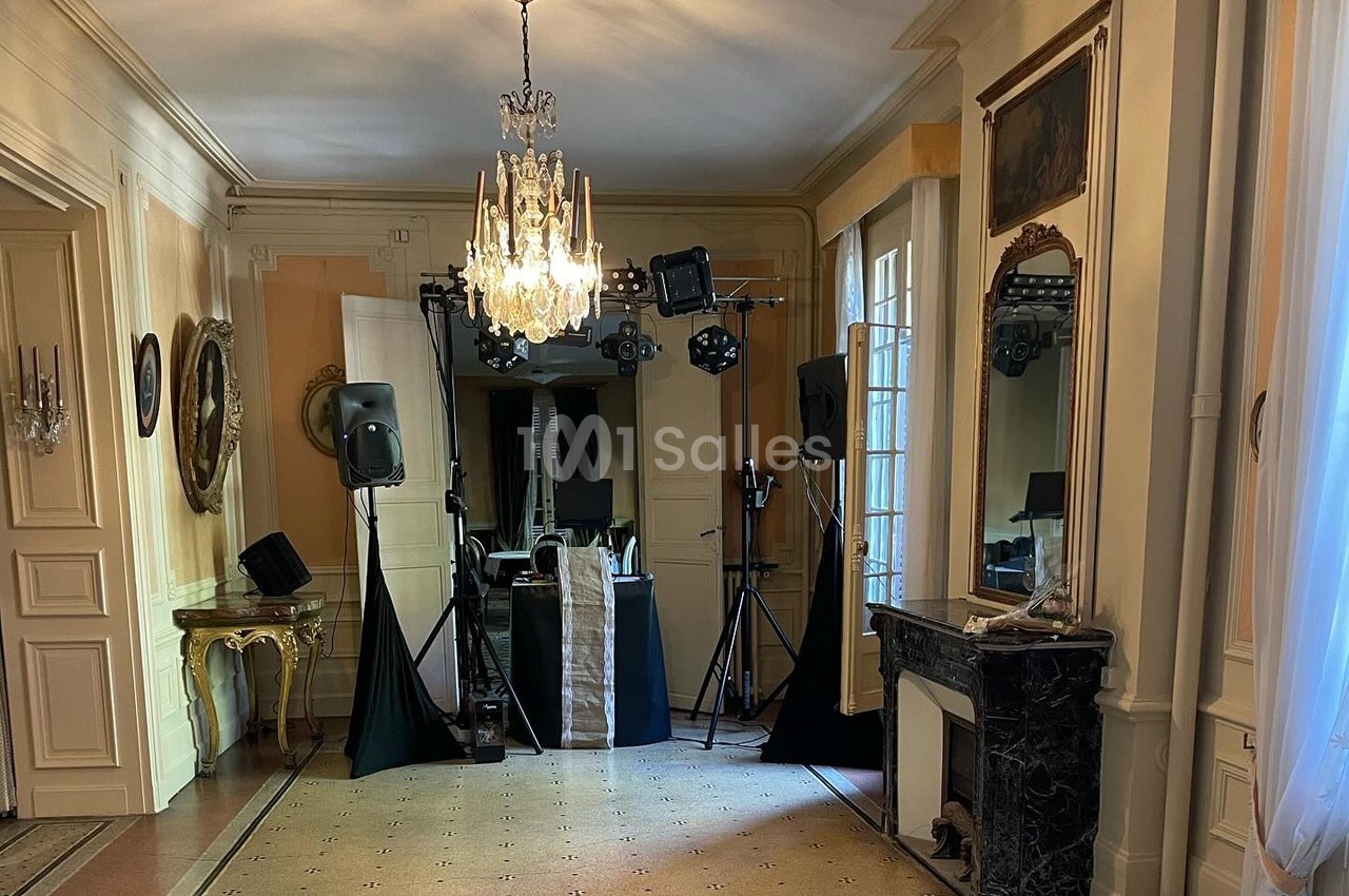 Installation de matériel audiovisuel avec enceintes et éclairages dans une pièce élégante au décor classique.