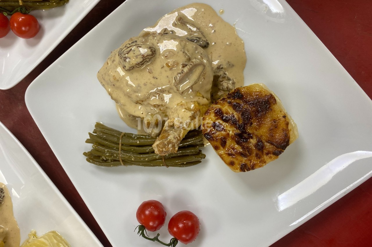 Assiette composée de poulet sauce crémeuse aux champignons, haricots verts, gratin dauphinois et tomates cerises.