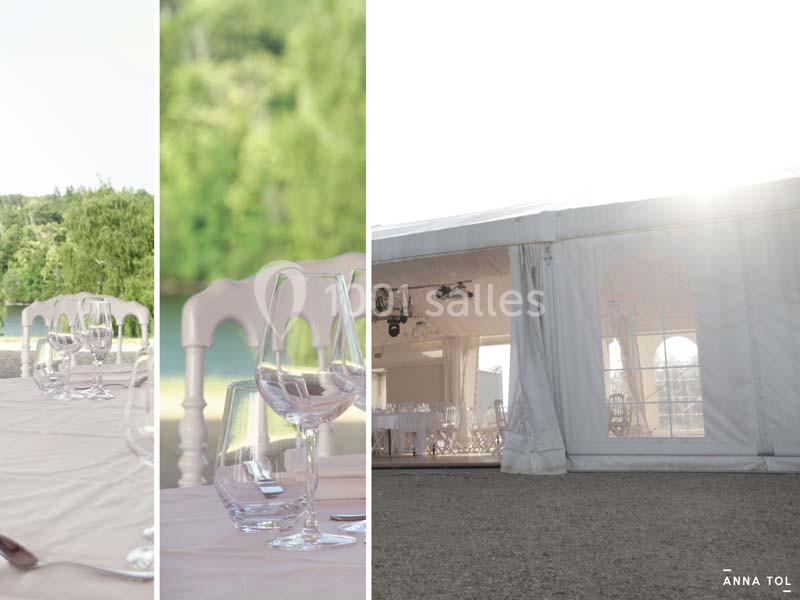 Intérieur et extérieur d'une tente de réception blanche avec tables dressées et vue sur un paysage verdoyant.