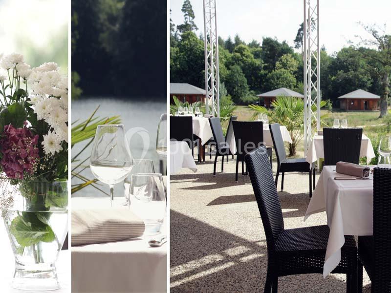 Tables dressées en extérieur avec nappes blanches, chaises noires et vue sur un jardin verdoyant et des chalets.