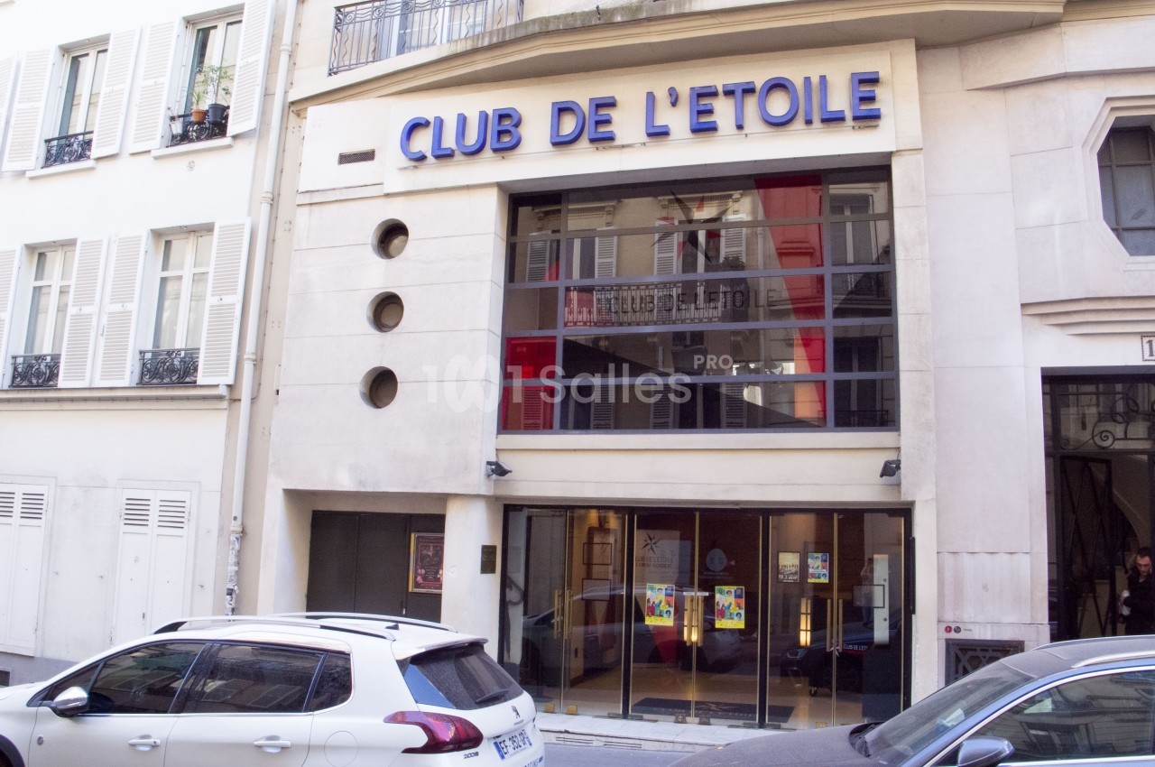 Façade du cinéma ’Club de l'Étoile’ avec une entrée vitrée et des voitures stationnées devant.