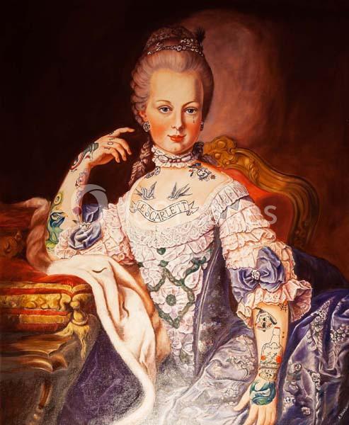 Portrait d'une femme en robe d'époque ornée de tatouages modernes, assise sur un fauteuil richement décoré.