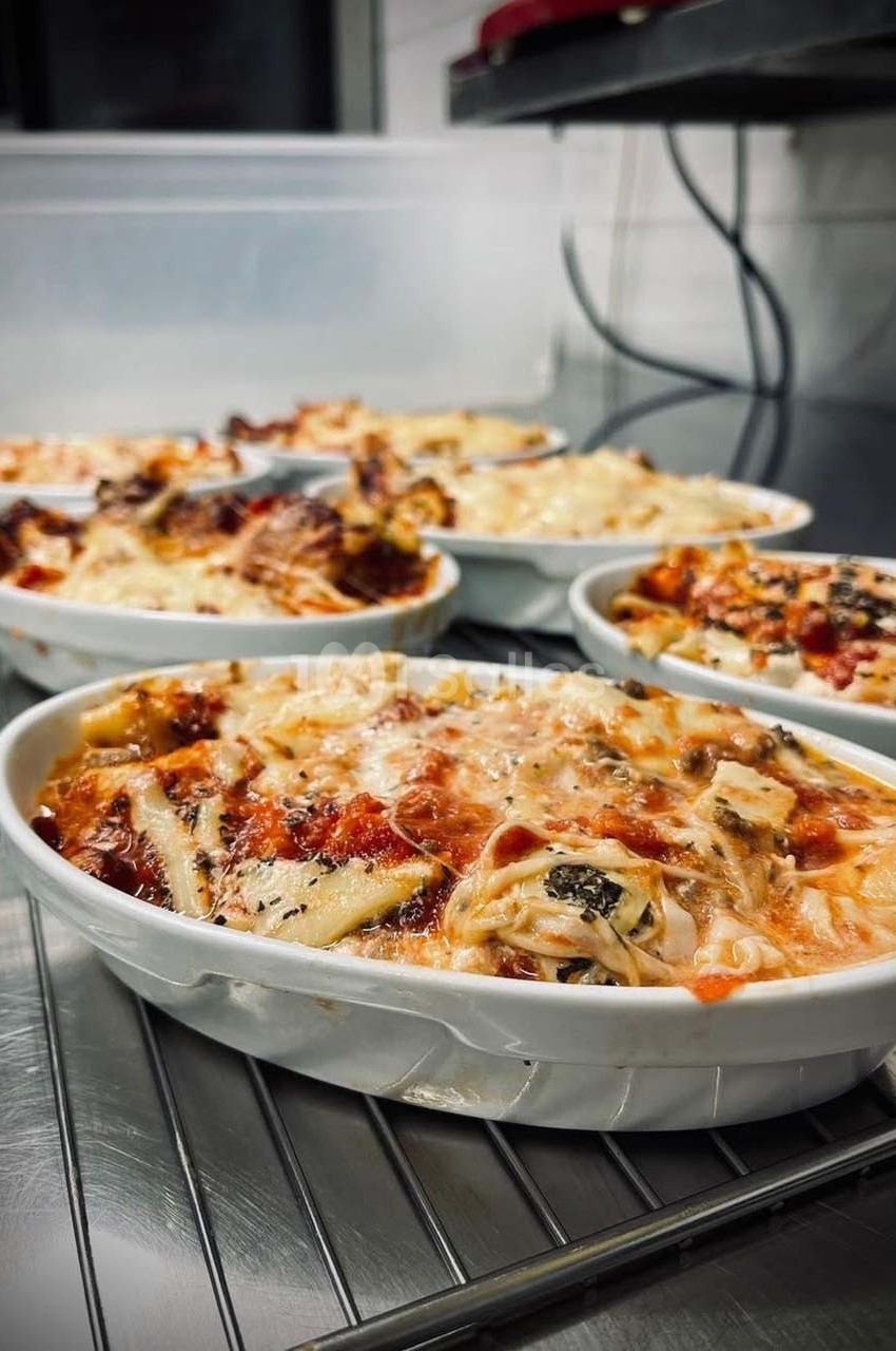 Plats de gratins dorés au four, servis dans des ramequins ovales sur une grille en cuisine.