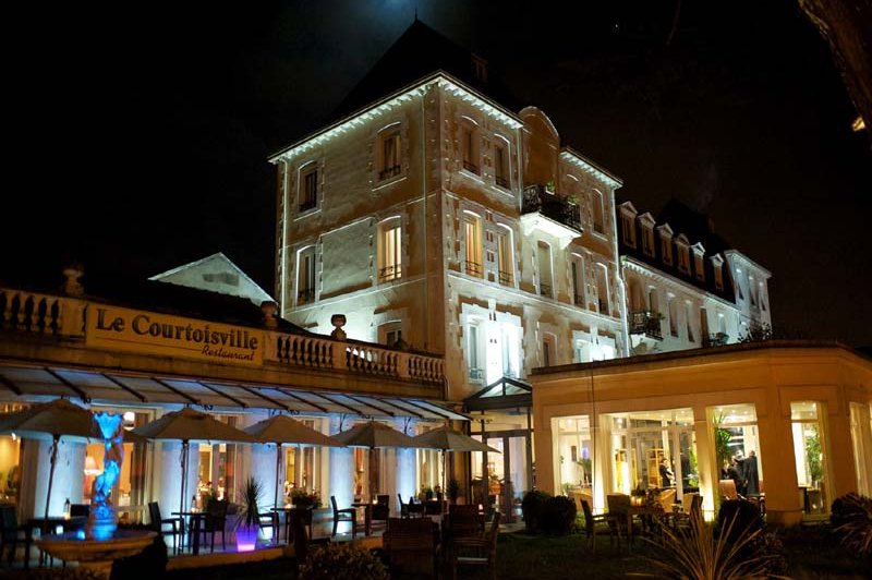 Grand Hôtel de Courtoisville Piscine & Spa - photo 5