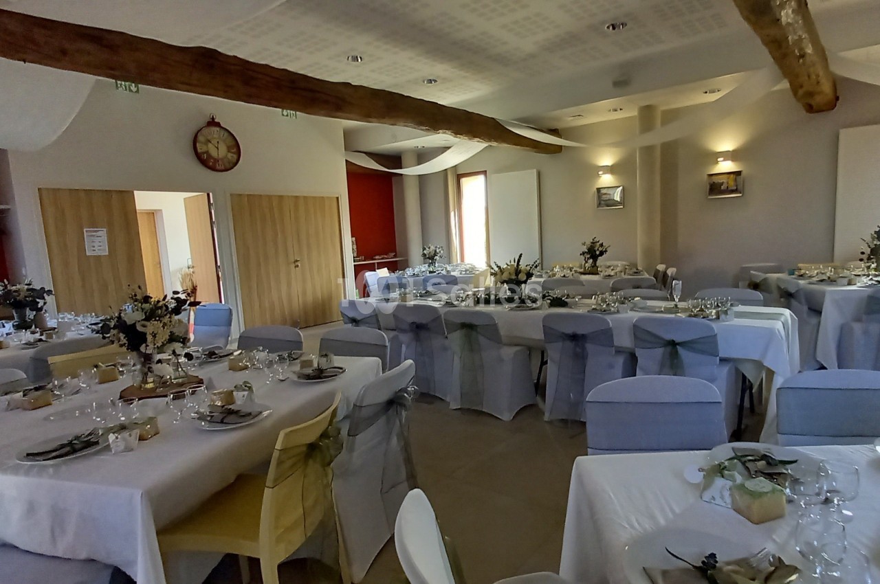 Salle décorée par les mariés installée par La Croisée des Possibles Oise