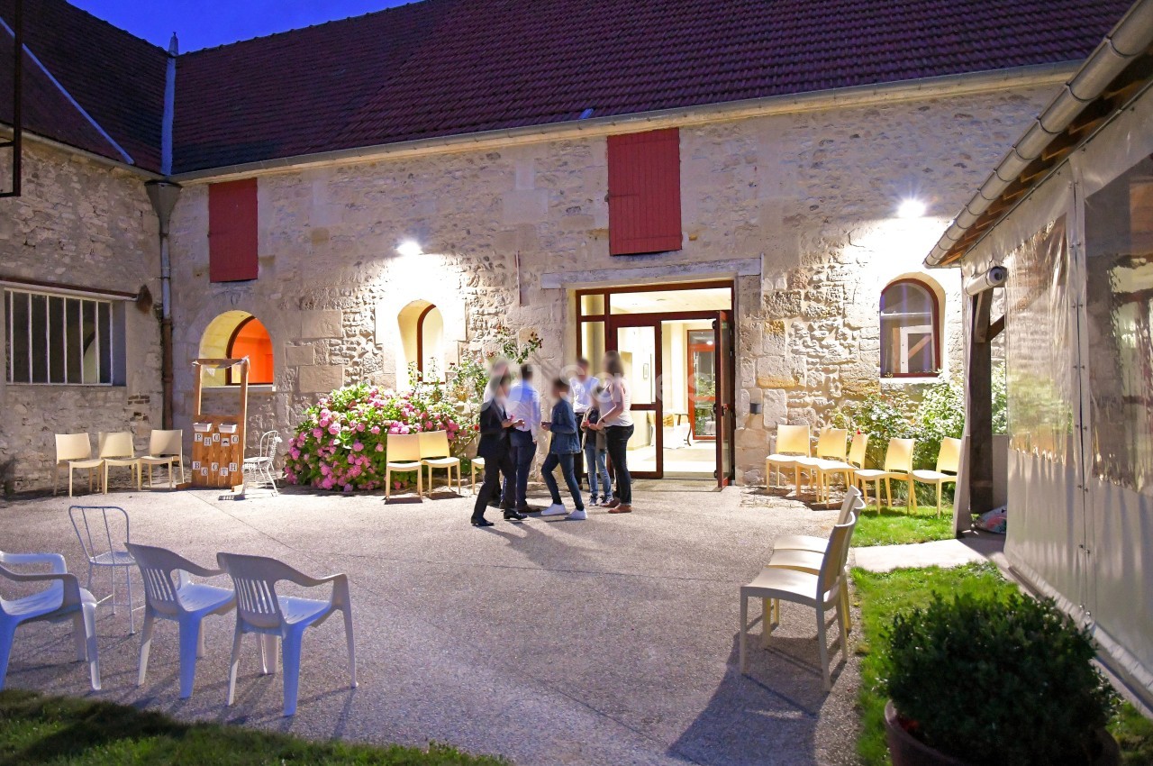 Terrasse le soir avec véranda éclairée La Croisée des Possibles Oise