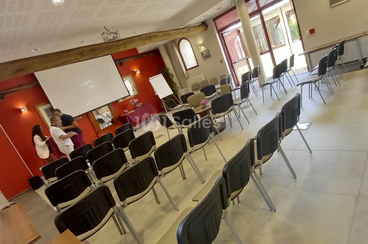 La salle en configuration Conférence, réagencée selon les besoins