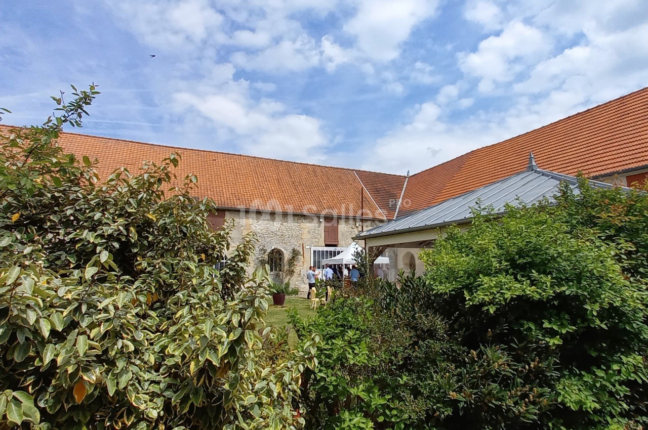 Terrasse, véranda et jardin entourés de haies La Croisée des Possibles