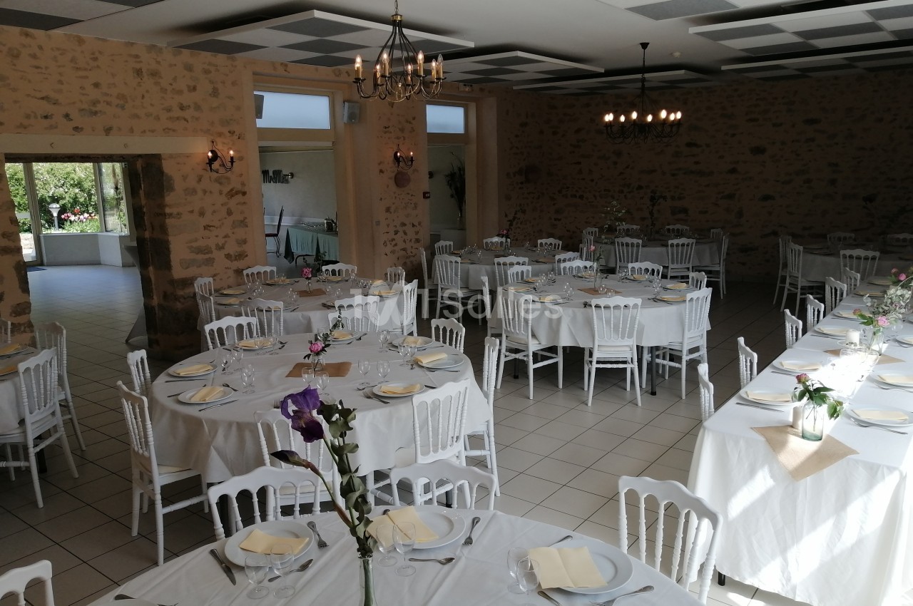Salle en pierres accueillant 100 personnes