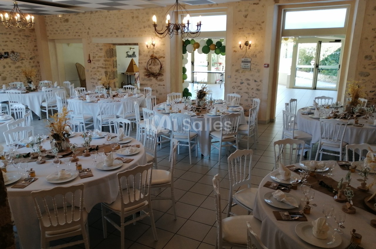 une salle chaleureuse