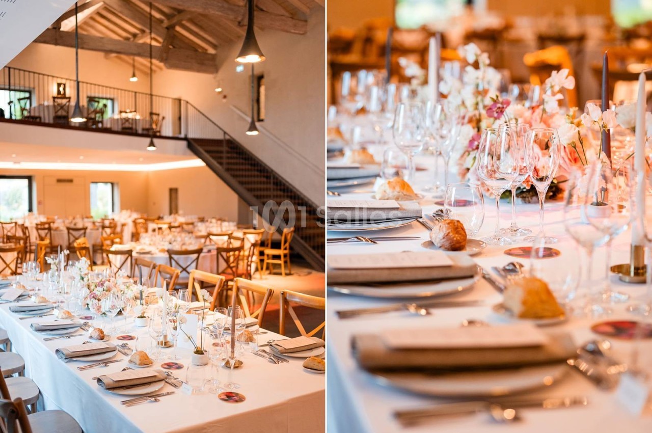 Salle de réception décorée avec des tables dressées, nappes blanches, fleurs et verrerie élégante.