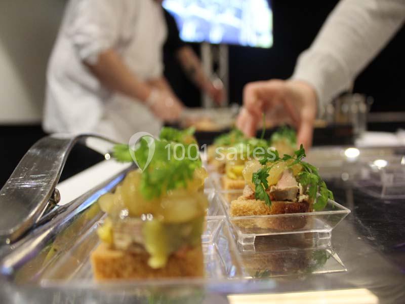 Des amuse-bouches garnis de viande, légumes et herbes fraîches sont disposés sur des plateaux transparents.
