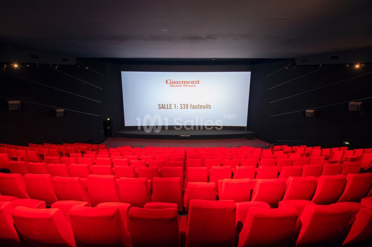 Salle de cinéma avec des rangées de fauteuils rouges vides et un écran affichant ’Salle : 339 fauteuils’.