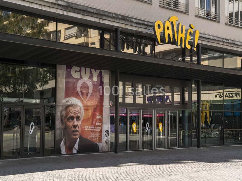Façade d'un cinéma Pathé avec une affiche du film ’Guy’ visible près de l'entrée vitrée.
