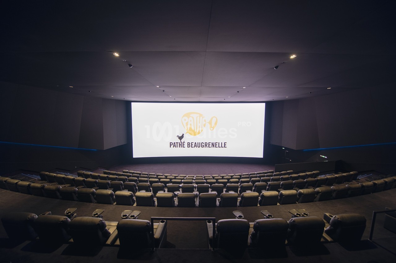 Salle de cinéma vide avec des fauteuils inclinables et un grand écran affichant ’Pathé Beaugrenelle’.