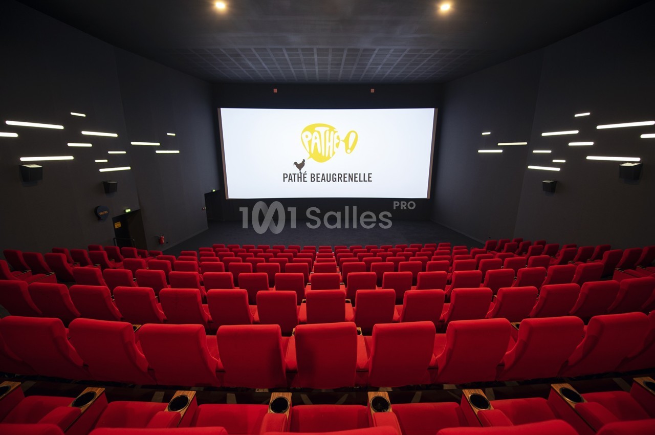 Salle de cinéma vide avec des rangées de sièges rouges face à un grand écran affichant le logo Pathé Beaugrenelle.