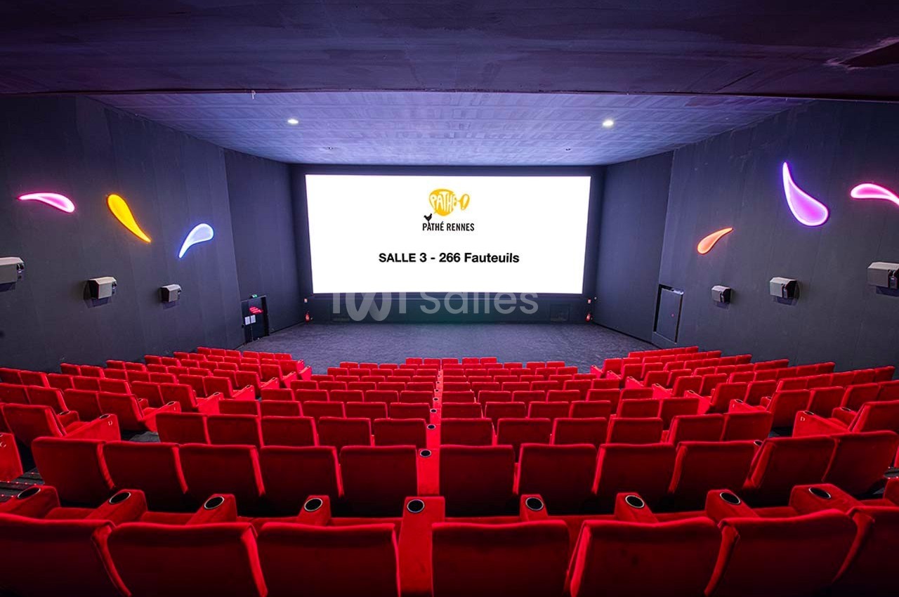 Salle de cinéma moderne avec rangées de fauteuils rouges et écran affichant ’Salle 3 - 266 Fauteuils’.