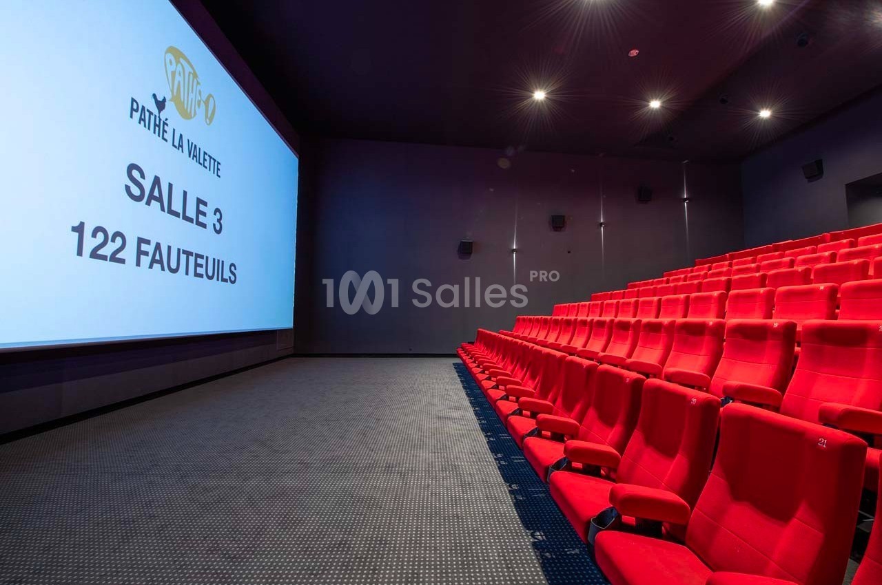 Salle de cinéma moderne avec des rangées de fauteuils rouges et un écran affichant ’Pathé La Valette, Salle 3, 122 fauteuils…