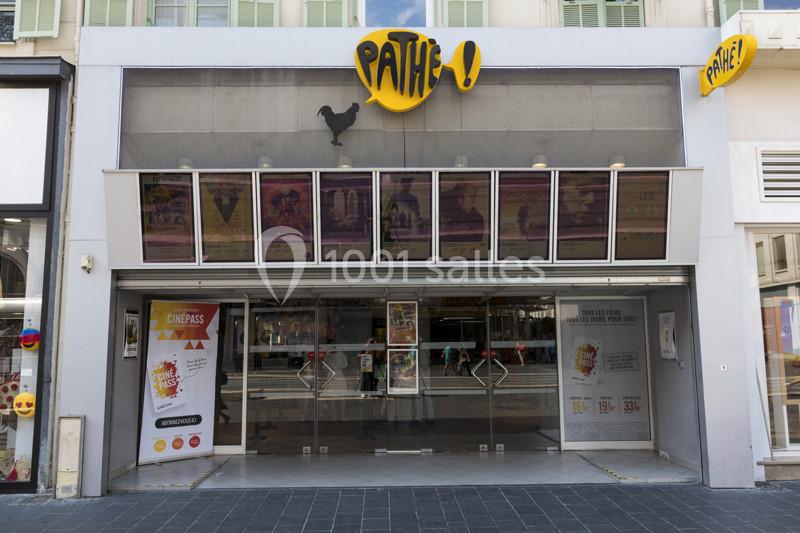 Façade d'un cinéma avec enseigne Pathé, affiches promotionnelles et portes vitrées donnant sur la rue.