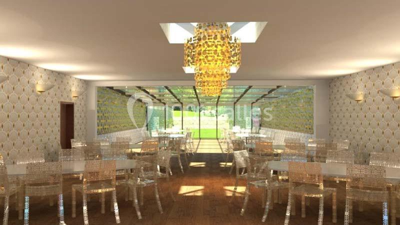 Salle lumineuse avec des chaises transparentes, des tables blanches, un sol en bois et un lustre doré sous une verrière.