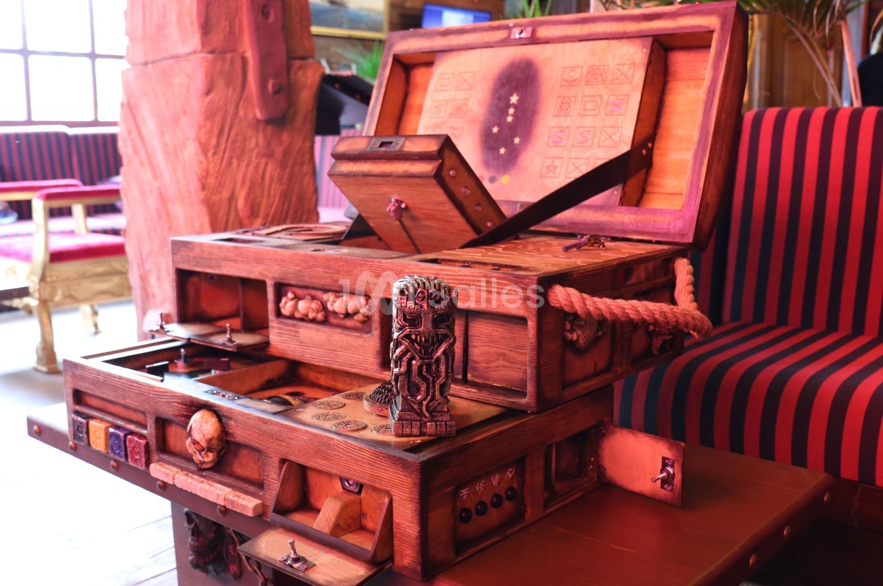 Coffret en bois sculpté avec des compartiments ouverts, des motifs décoratifs et des détails artisanaux.