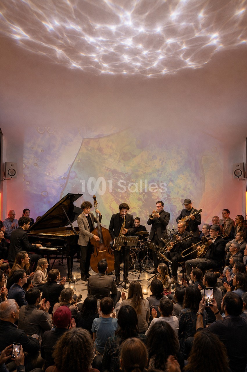 Un groupe de musiciens joue devant un public dans une salle avec des projections lumineuses au plafond.