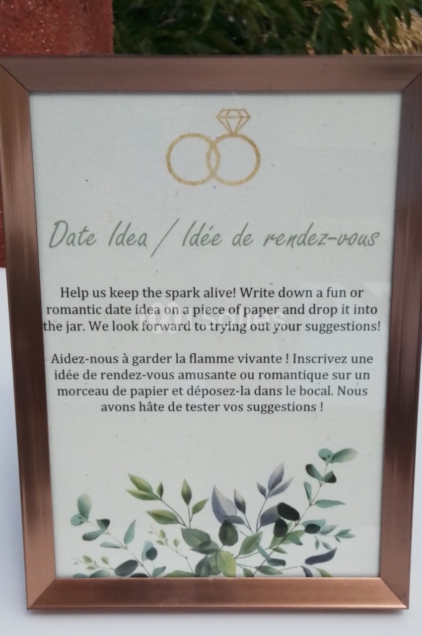 Cadre avec un texte invitant à proposer des idées de rendez-vous, décoré de motifs végétaux et d'anneaux dorés.