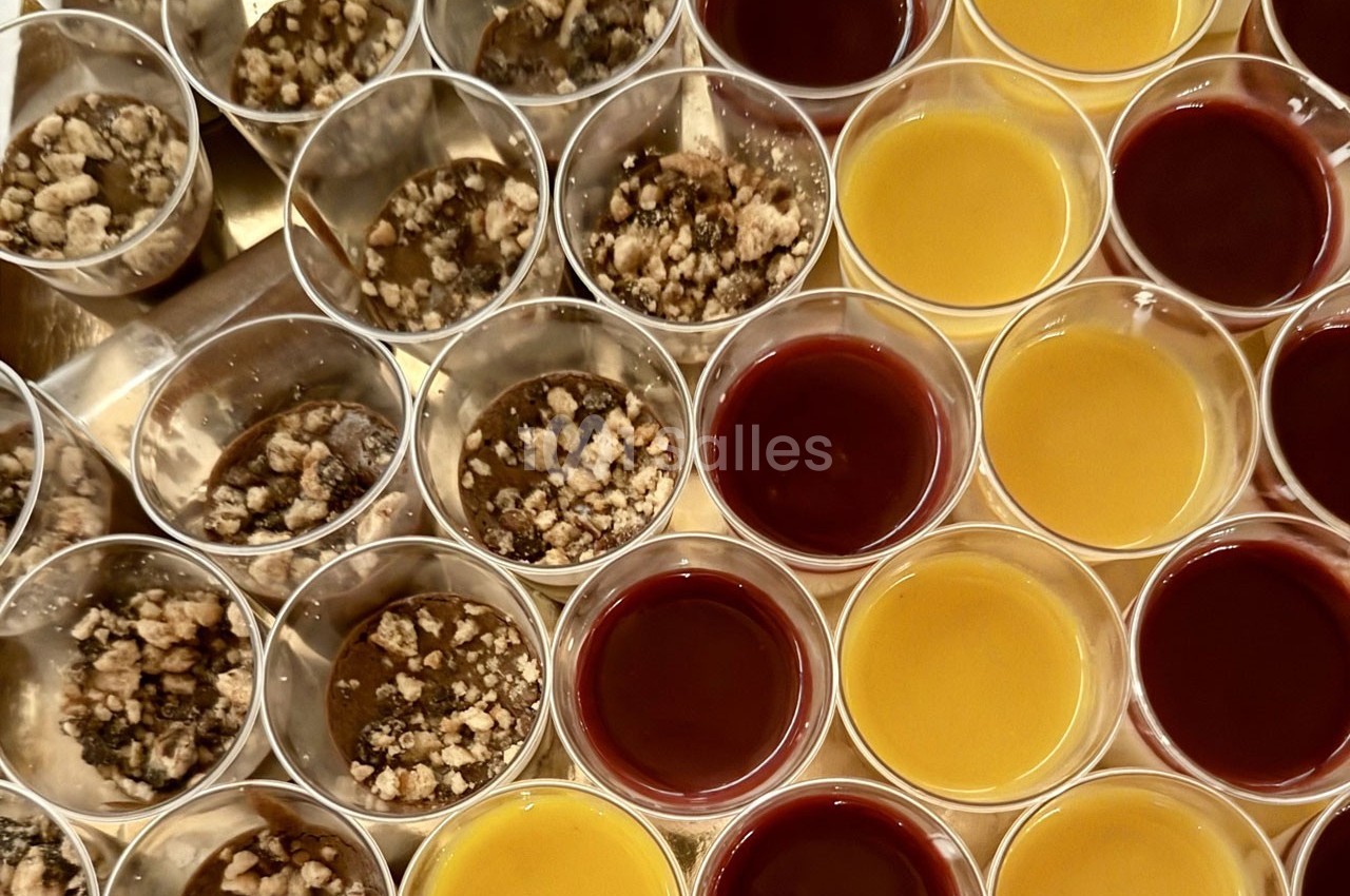 Coupes individuelles contenant des desserts variés, dont des crumbles et des gelées de différentes couleurs.