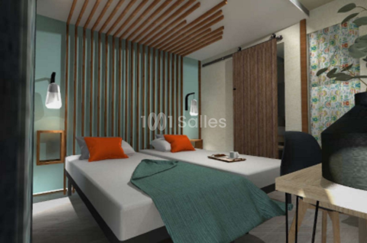 Chambre moderne avec lit double, coussins orange, plaid vert, éclairage mural et décoration en bois et motifs colorés.