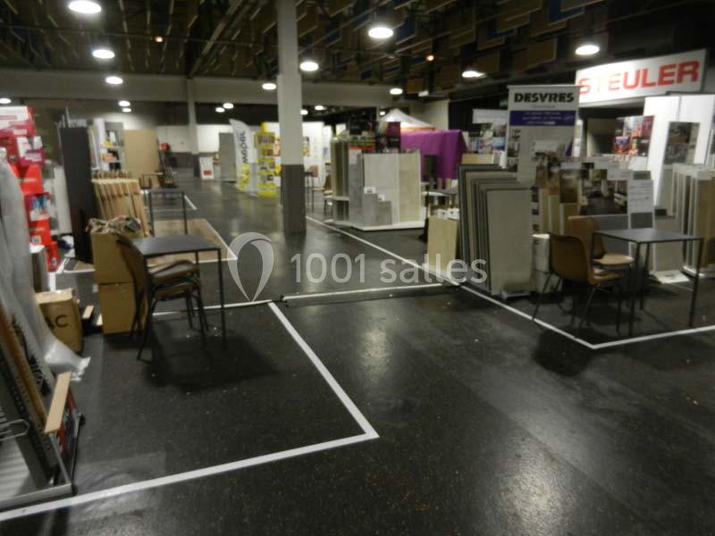 Allée d'un magasin ou d'un salon présentant des échantillons de carrelage et de matériaux de construction.