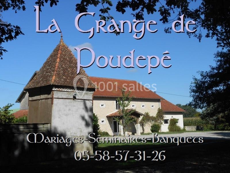 Bâtiment en pierre avec toit en tuiles, entouré de végétation, avec texte mentionnant ’La Grange de Poudepé’.