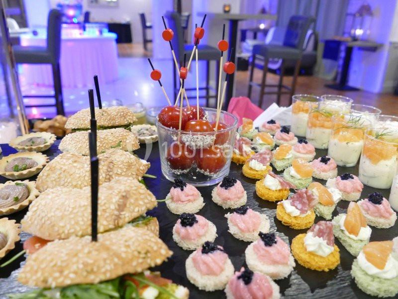 Plateau de buffet avec mini-sandwichs, amuse-bouches variés, verrines et pommes d'amour en brochettes.