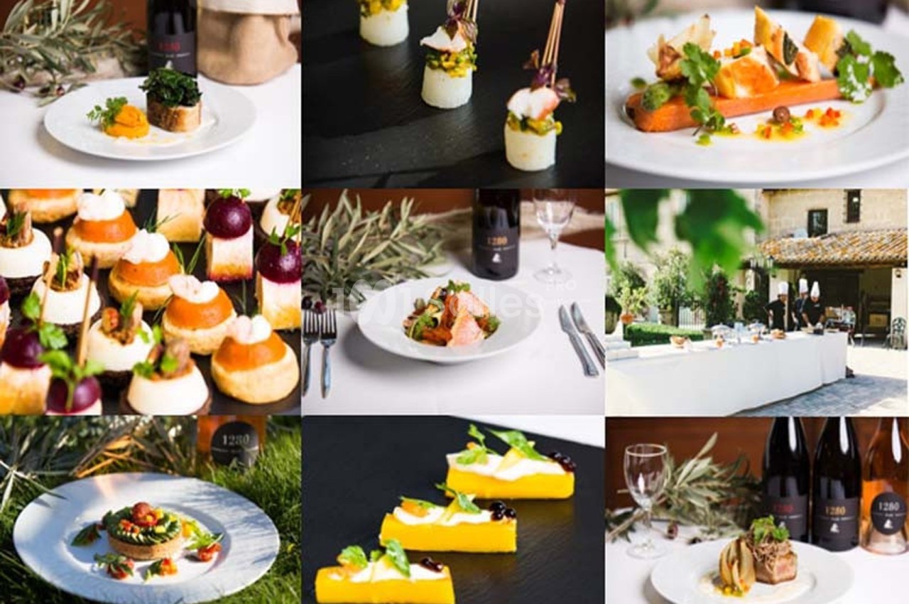 Assortiment de plats gastronomiques présentés sur des assiettes, avec une table dressée en extérieur en arrière-plan.