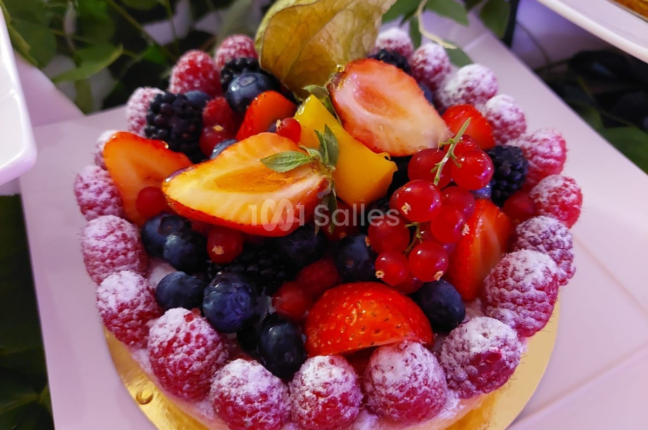 Tarte garnie de framboises, fraises, myrtilles, groseilles et physalis, sur fond de pâte dorée.