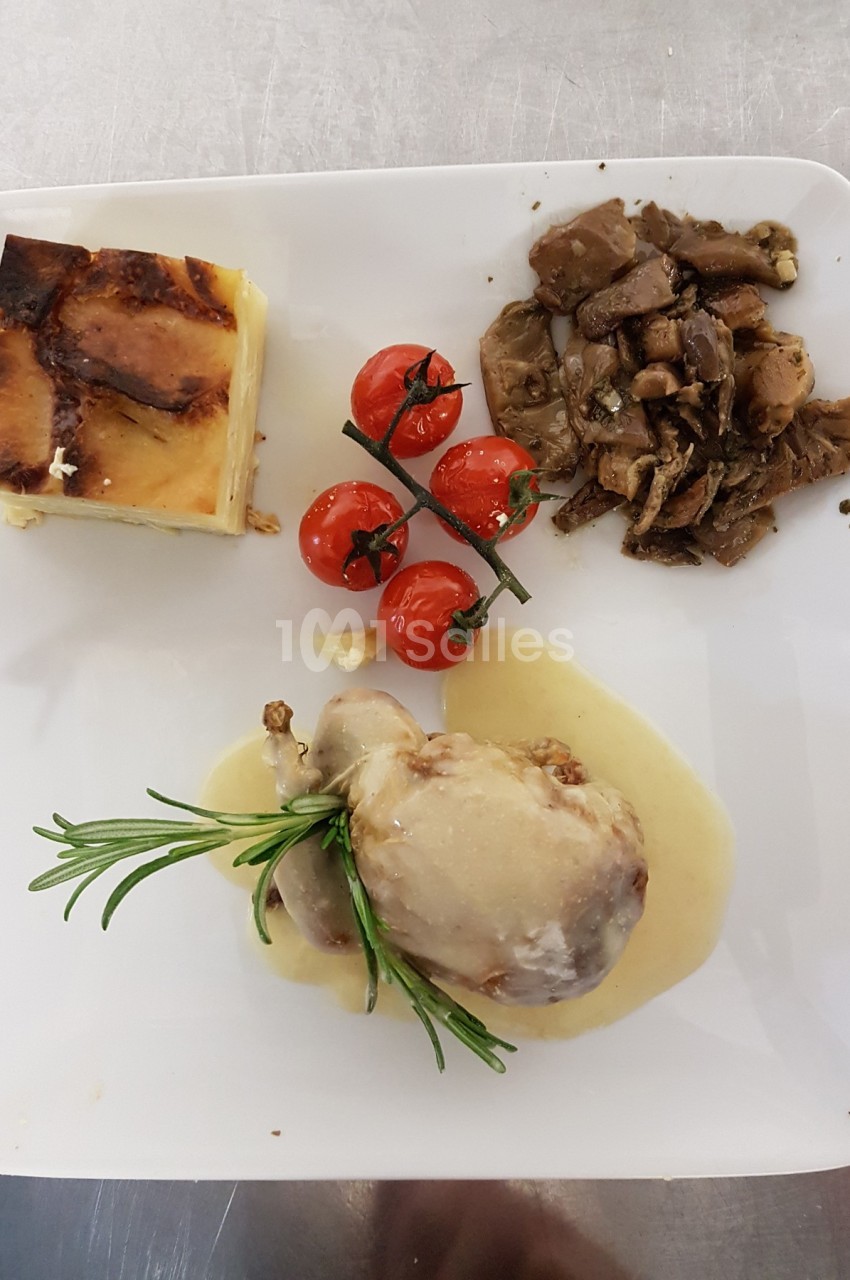 Assiette composée de caille en sauce, gratin dauphinois, tomates cerises rôties et champignons sautés.