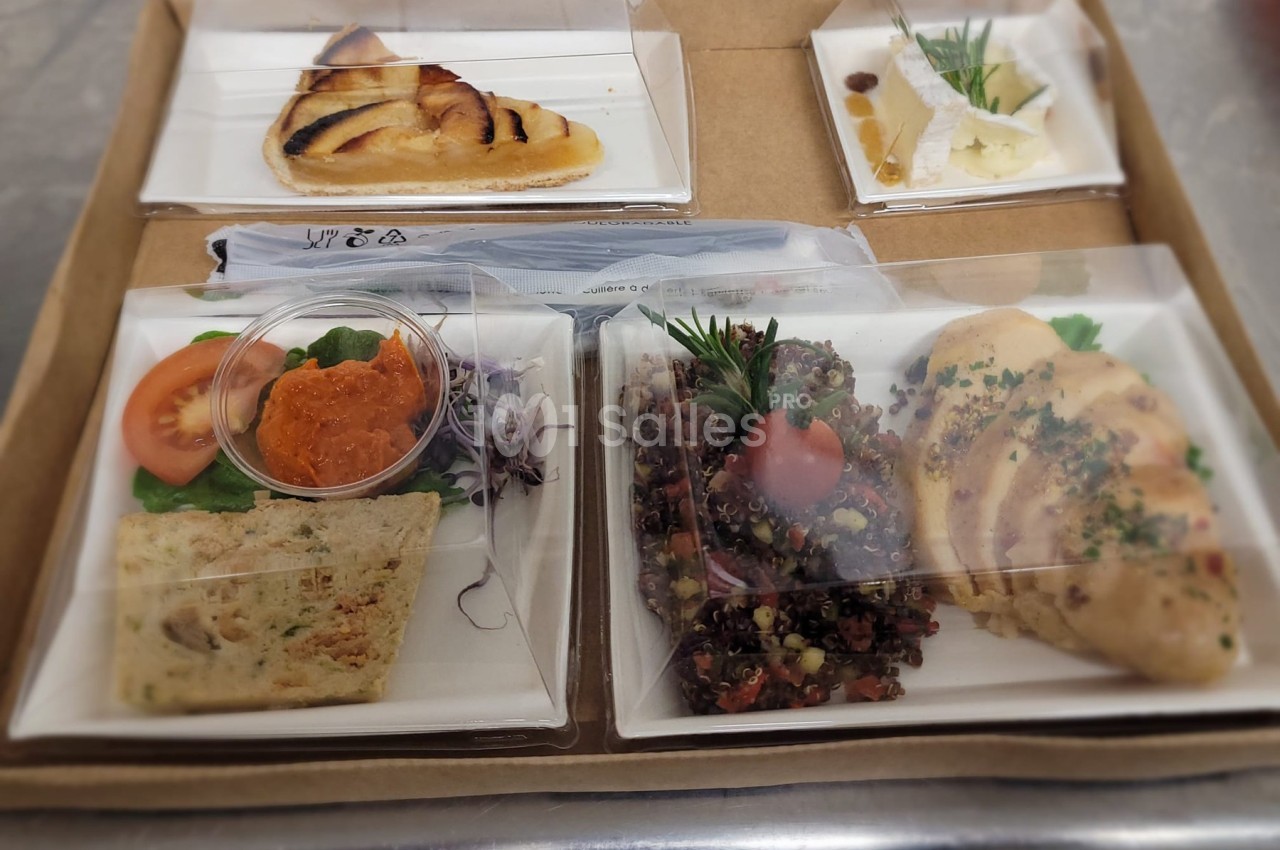 Plateau-repas contenant une tarte aux pommes, du poulet, un mélange de quinoa, du pain et une salade avec sauce.