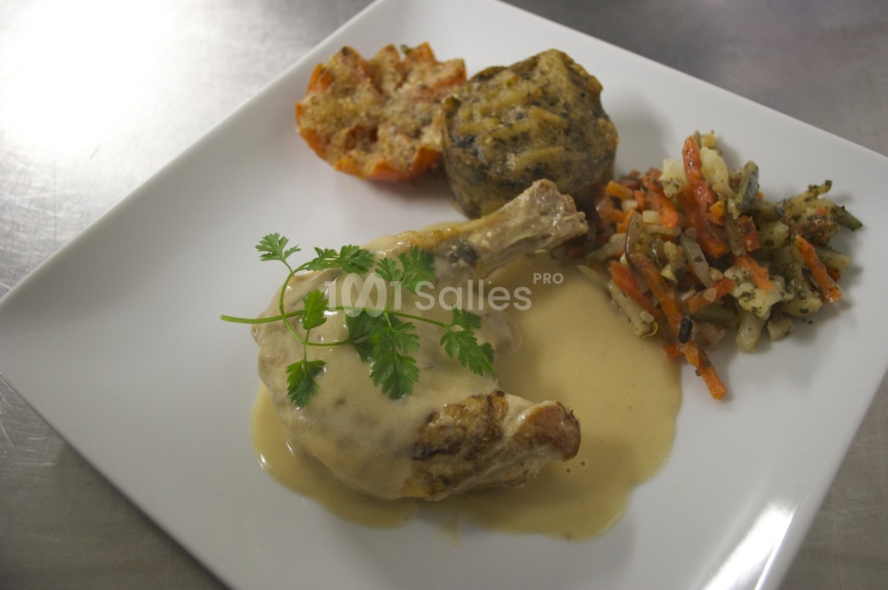 Assiette composée d'une cuisse de volaille en sauce, légumes variés, tomate gratinée et accompagnement individuel.